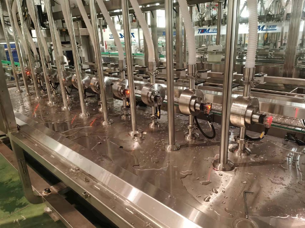 灌裝設備行業全自動定量灌裝現場